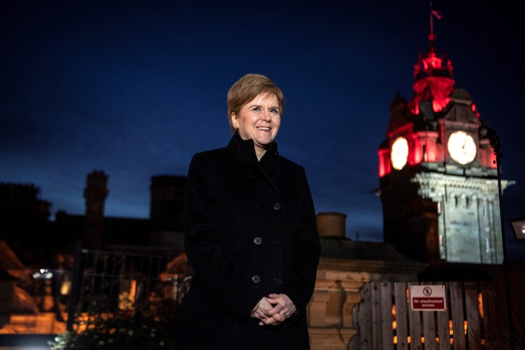 La premier scozzese Nicola Sturgeon posa  sul terrazzo della Scottish National Investment Bank (AFP)
