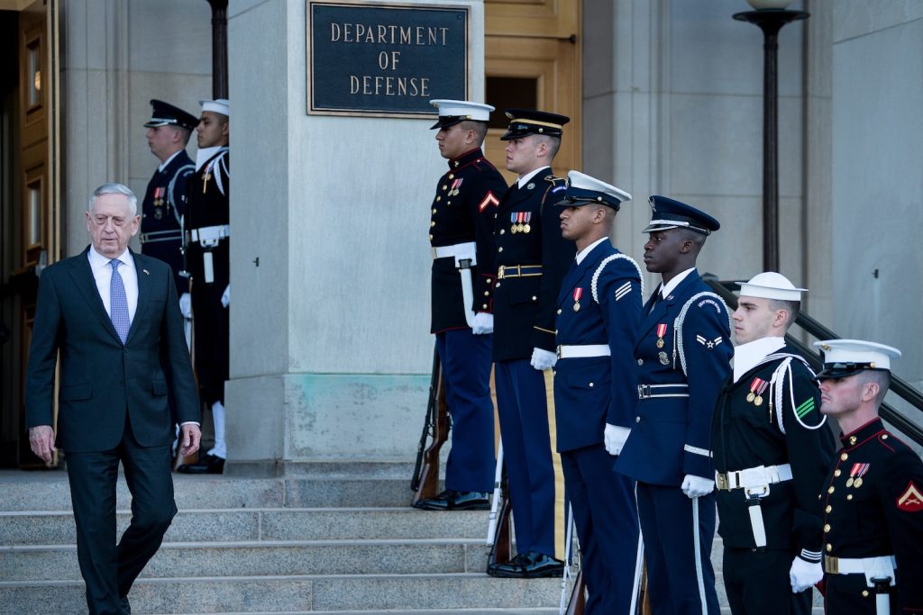 Il ministro della Difesa James Mattis all’uscita dal Pentagono (AFP)