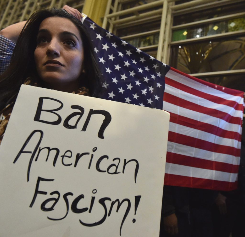 Dimostrazioni di protesta contro l’ordine esecutivo voluto da Trump per impedire agli islamici di entrare negli Stati Uniti (AFP)