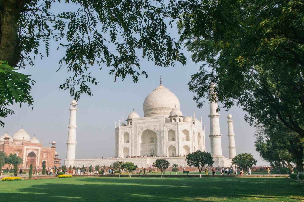 Mausoleo Taj Mahal visto dal parco antistante