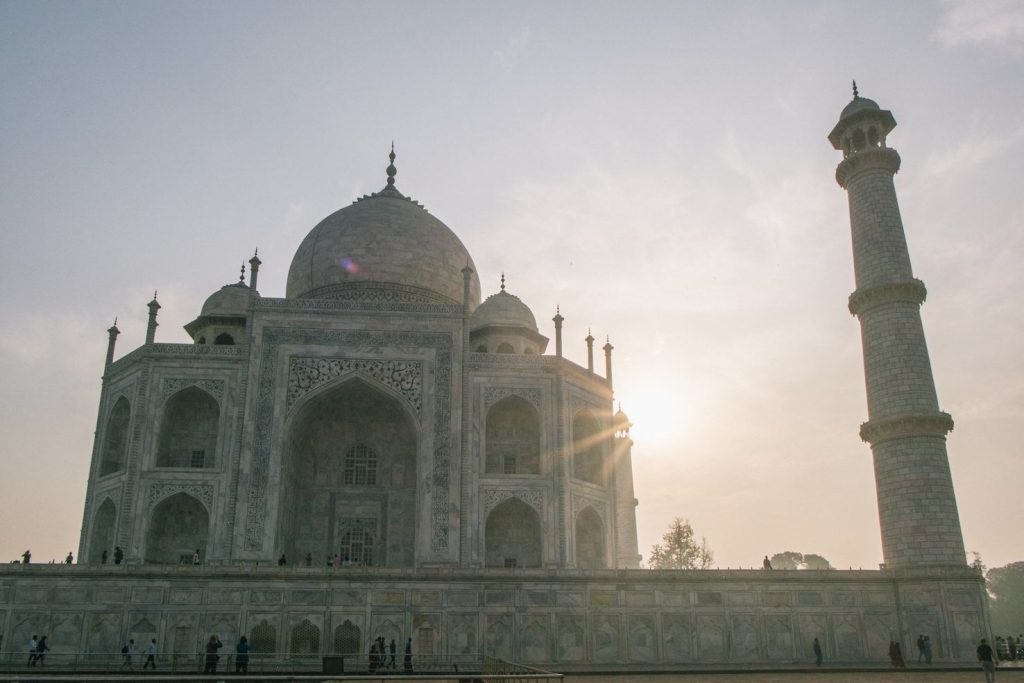 Mausoleo Taj Mahal in controluce