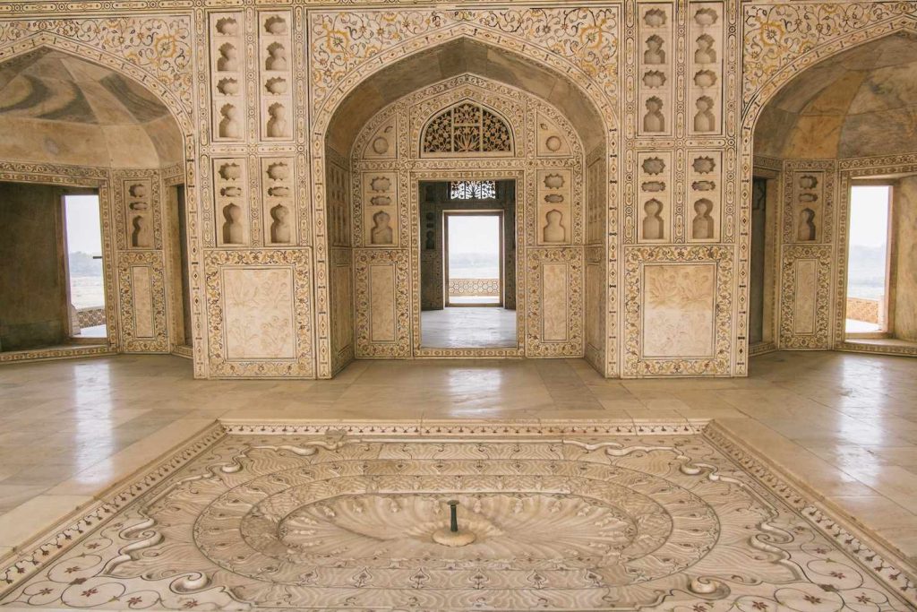 Interno della torre Musamman Burj del Forte Rosso