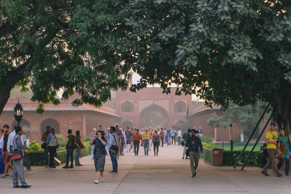 I turisti all’ingresso del Taj Mahal