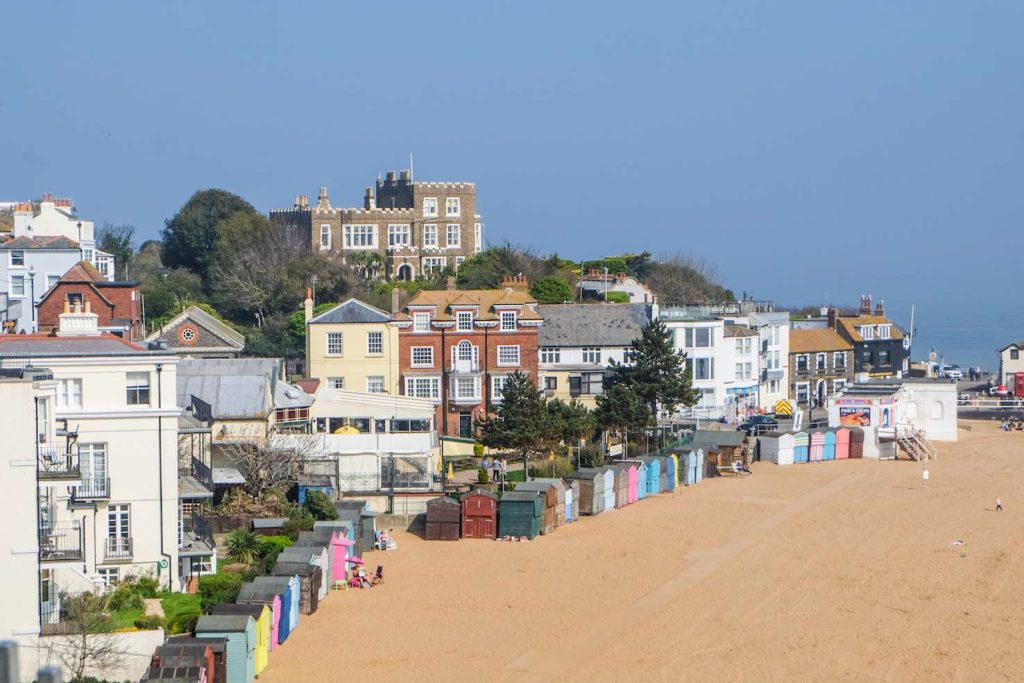 Particolare della Viking Bay e sullo sfondo svetta la Bleak House