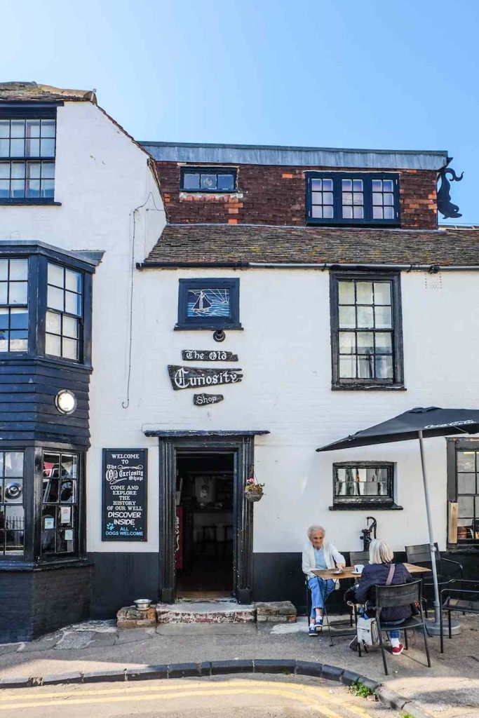 Molti nomi sono ispirati alle opere dello scrittore, come questa sala da tè “The Old Curiosity Shop”