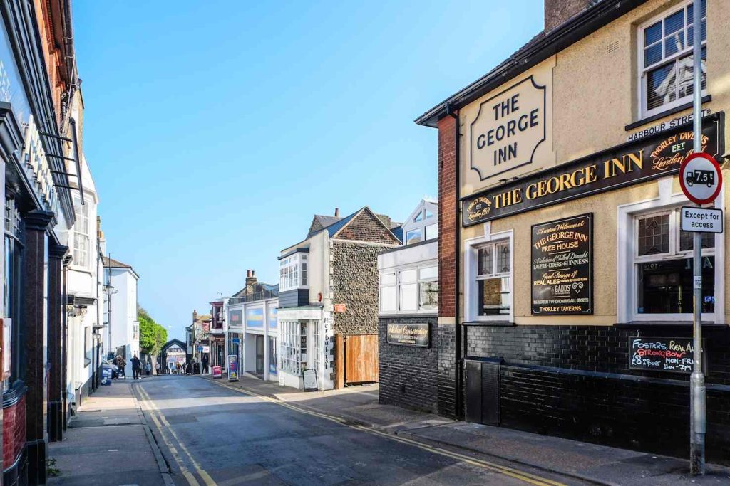 Harbour Street: molte delle vecchie case che la costeggiano ospitano cantine e nascondigli un tempo utilizzati dai contrabbandieri