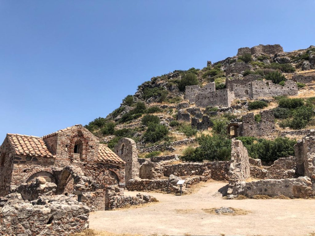 Sulla sinistra, la chiesa di Agia Paraskevi; gli altri edifici hanno una funzione ignota; in cima, il castello