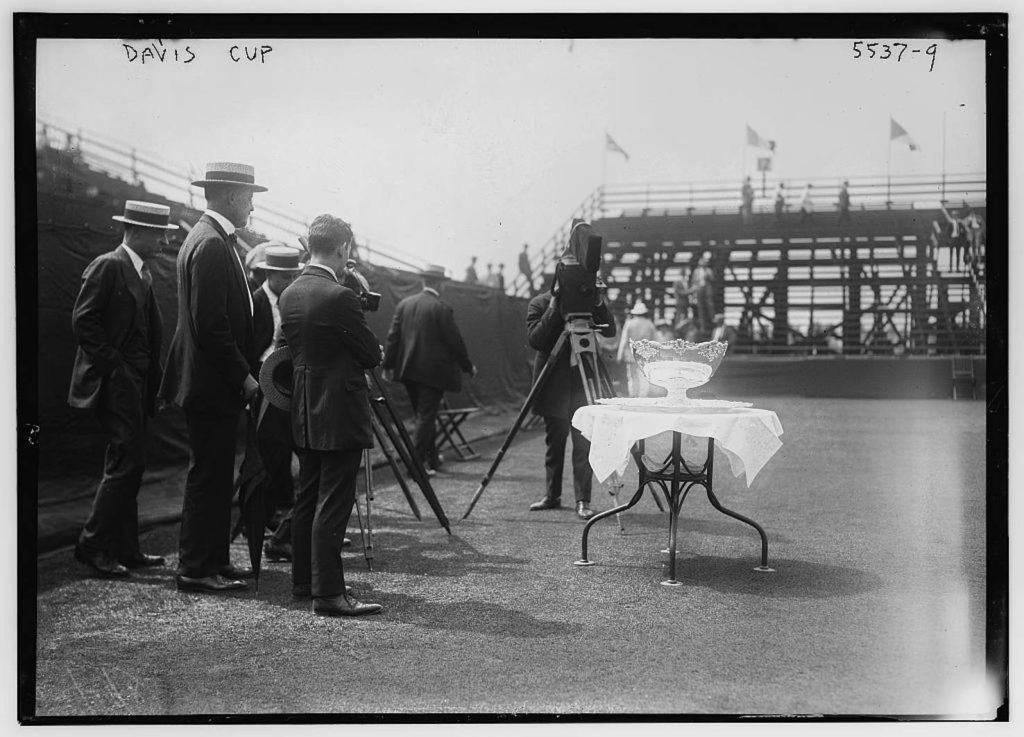 A distanza di 120 anni la Coppa Davis si rinnova completamente; nello scatto, l’insalatiera protagonista da oltre un secolo (1920-1925).