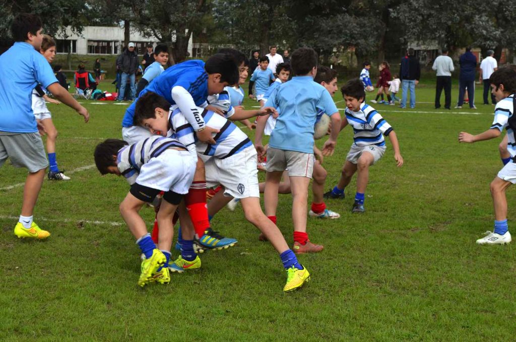 Il rapporto genitori (spesso a bordo campo)-figli-sport è più contorto di quanto dovrebbe essere (Pxhere.com)