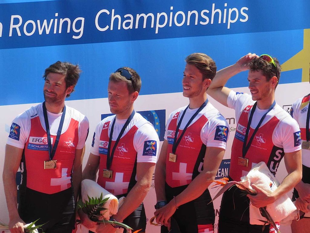 Lucas Tramèr, Simon Schürch, Simon Niepmann, Mario Gyr, sul podio degli Europei di canottaggio del 2016 (Gregor Rom)