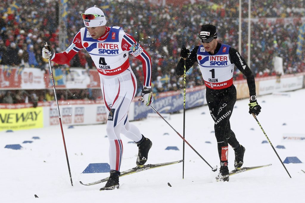 Cologna in azione alle spalle di Northug durante la classica gara di 50 km a inizio dei Mondiali di sci nordico 2015 a Falun, in Svezia (Keystone)