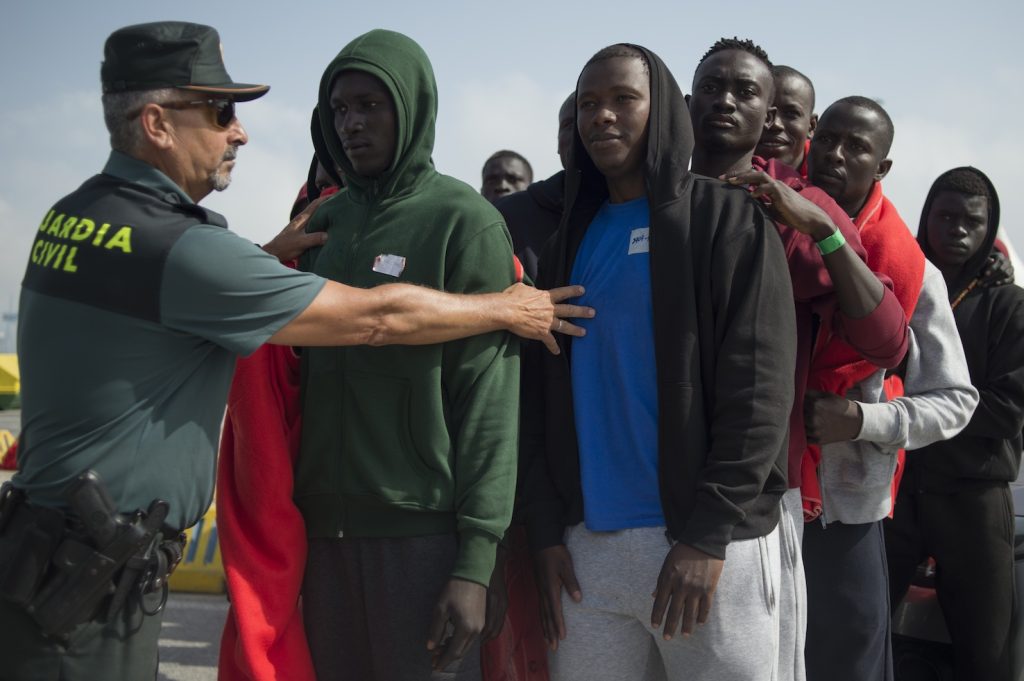 I migranti sbarcano tra l’incredulità dei bagnanti sulla famosa spiaggia di Tarifa (AFP)