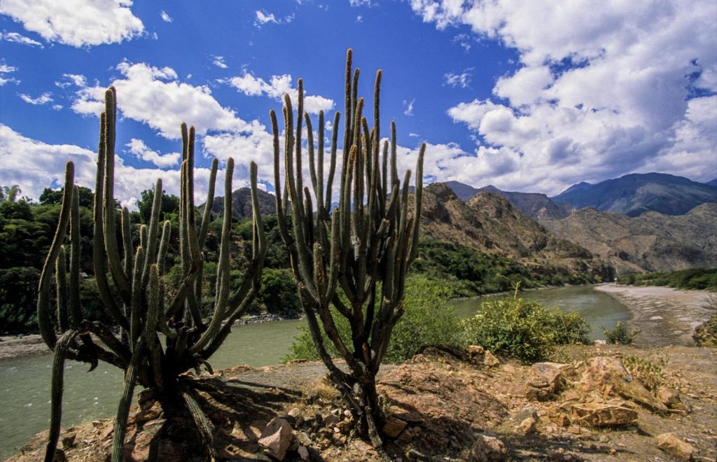 Paesaggi tra Leymebamba e Celendin. Marañón River vicino a Balsas