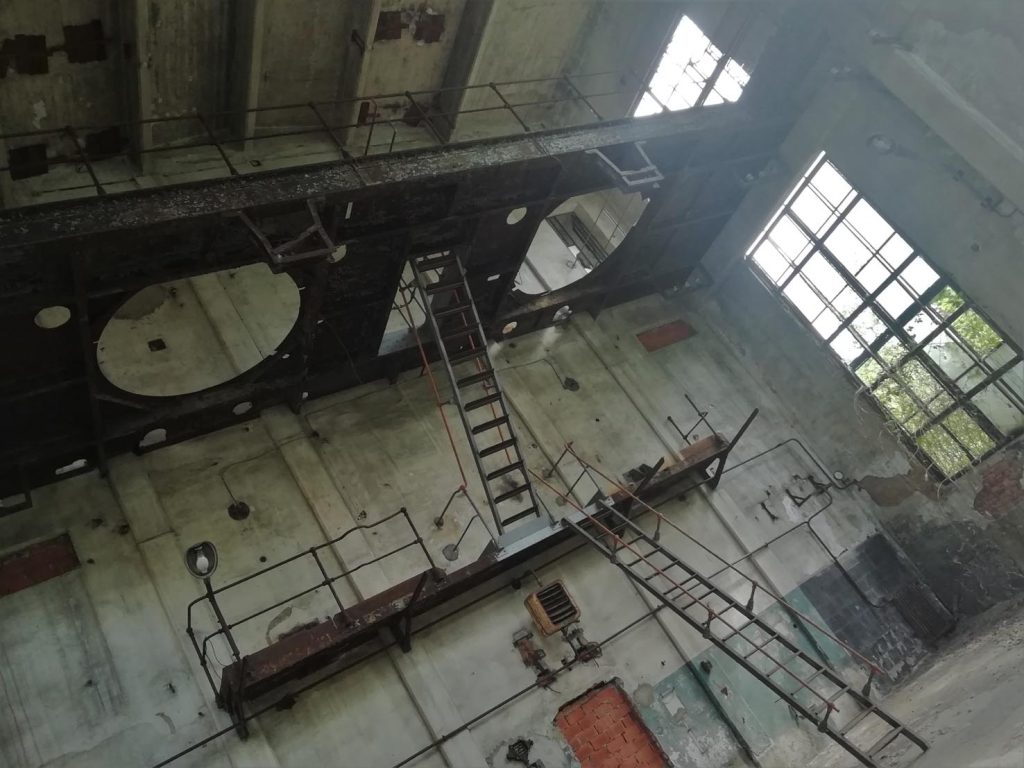 Nel ventre della balena. Enormi spazi industriali dove regna il silenzio, alla Bovisa