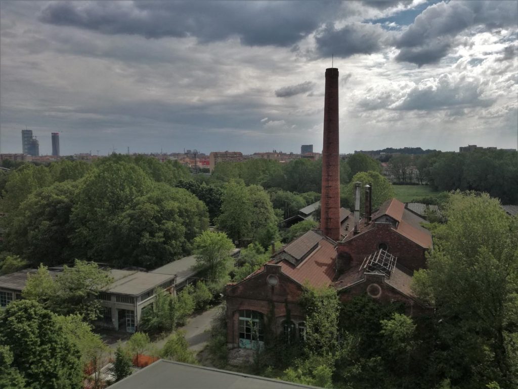 Osservando Milano da un edificio abbandonato, una visione inedita della città che sembra emergere dalla foresta