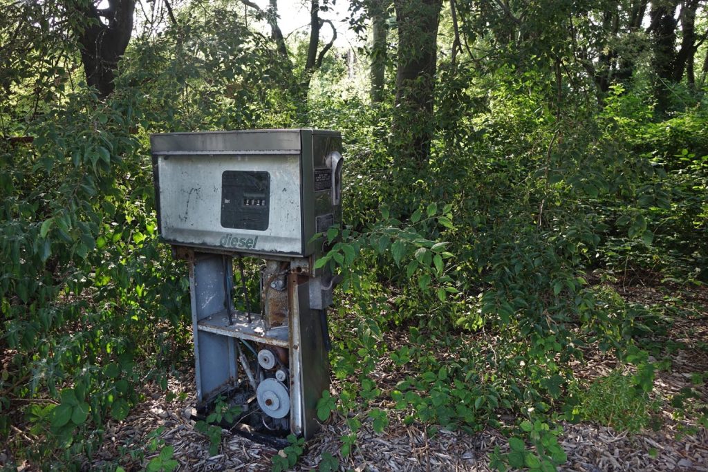 Un distributore di carburante nel bosco dell'area La Goccia