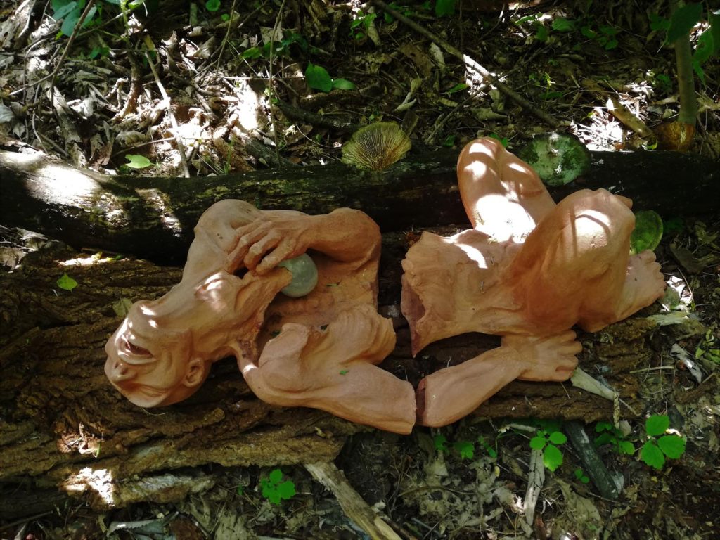 Una delle opere d'arte del Bosco di sculture nell'area La Goccia