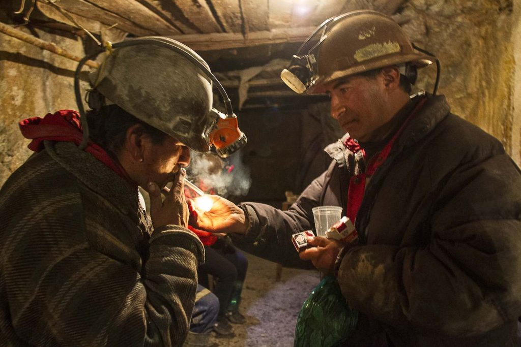 Un momento di pausa dal lavoro nelle gallerie. Ci si scambiano sigarette e un po’ di alcol