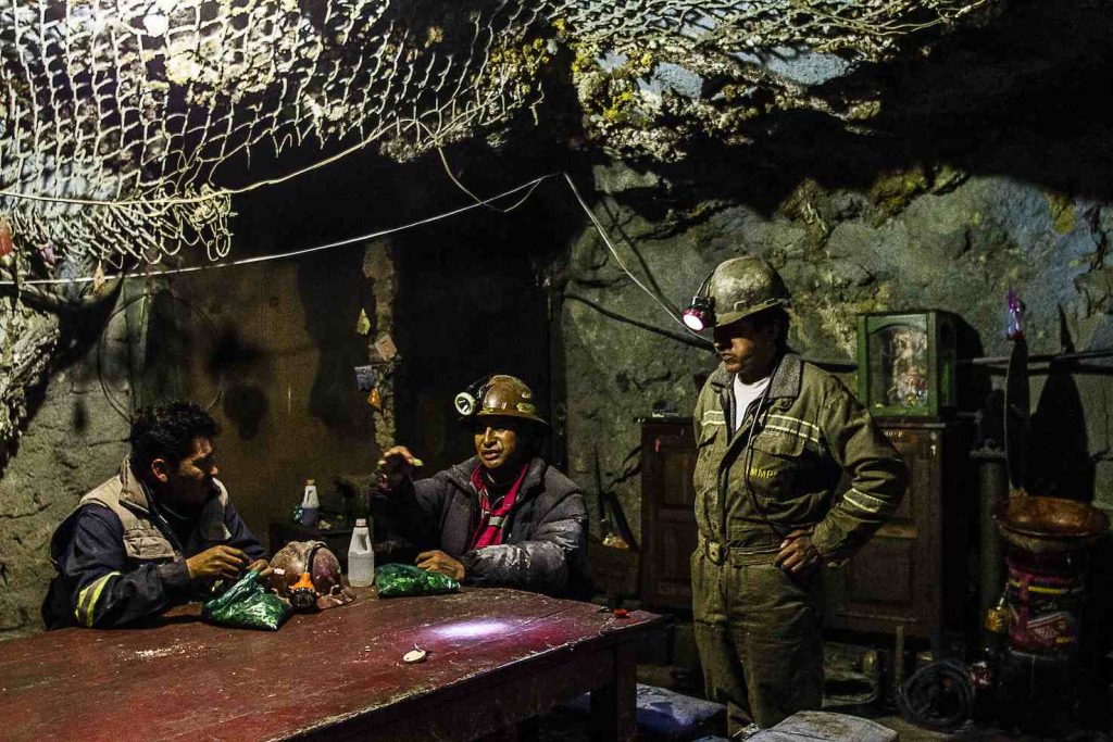 Minatori in un momento di riposo durante l’interminabile giornata di lavoro