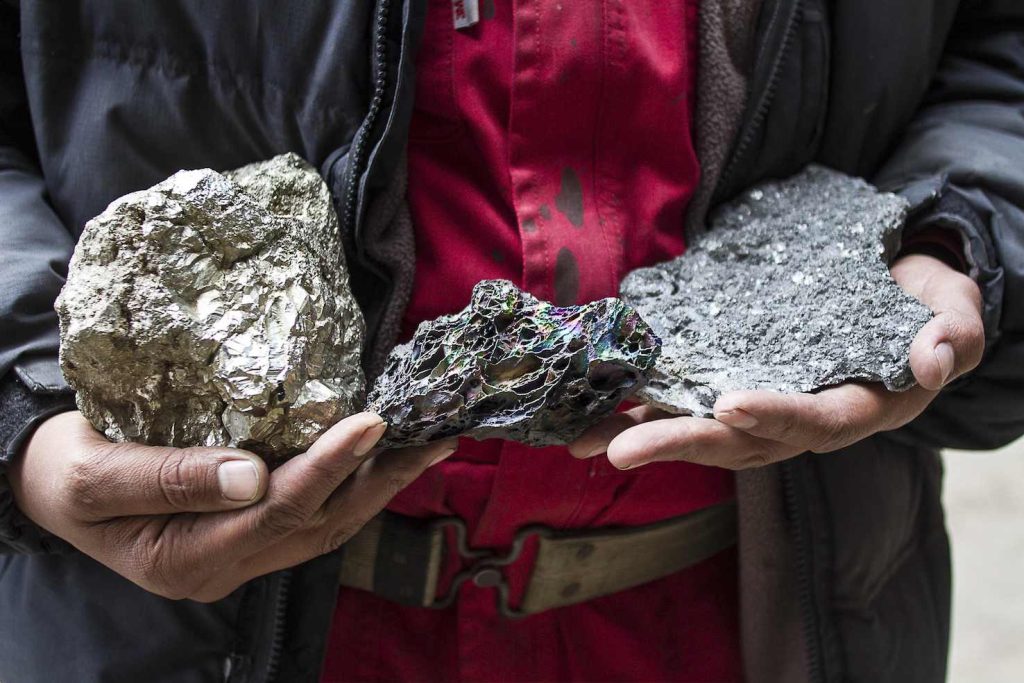 Miguel mostra alcuni dei minerali estratti dalle viscere della montagna