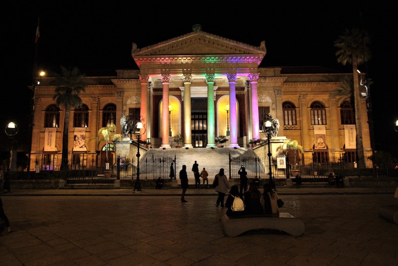Una veduta serale del monumentale Teatro Massimo inaugurato nel 1897 che conta 1380 posti a sedere (T. Stiano)