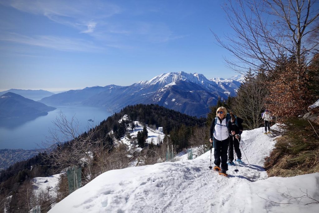 Il sentiero verso l'alpe Cardada, con sullo sfondo Colmanicchio e il lago