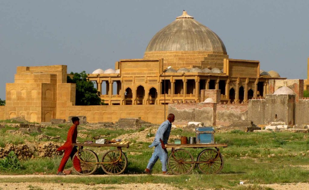 Monumenti funerari a Thatta, una delle necropoli maggiori al mondo