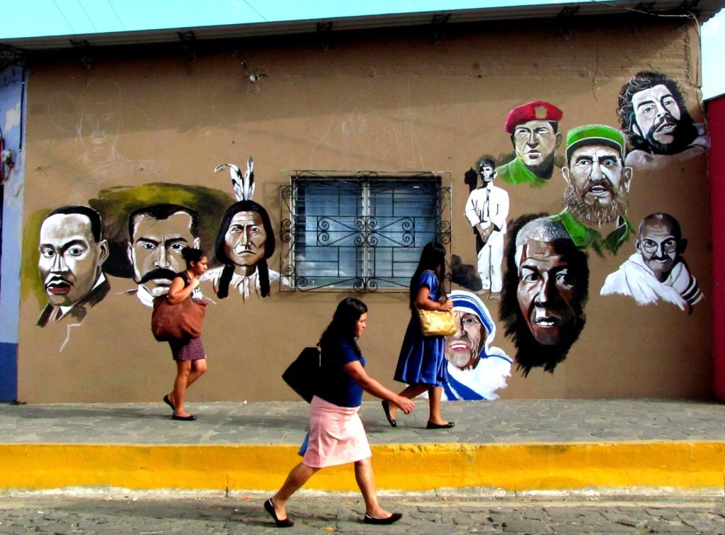 Il mural a Concepción de Ataco esprime la protesta popolare attraverso i volti dei propri eroi