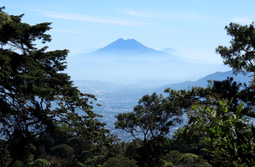 I vulcani punteggiano tutto El Salvador