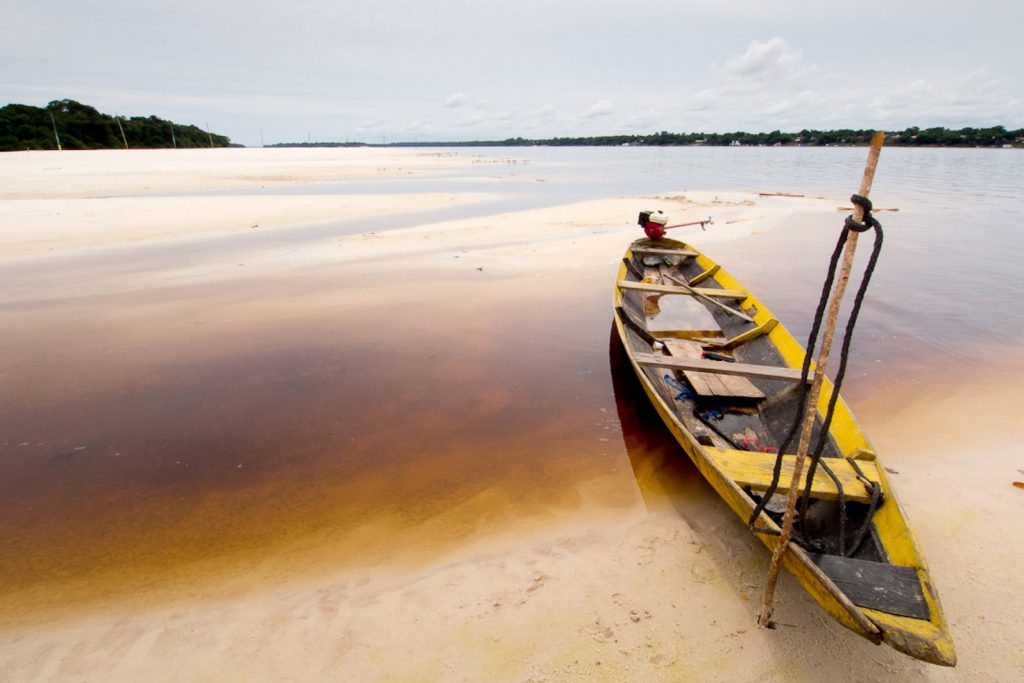 Barcelos, sulla riva del villaggio in mezzo alla foresta