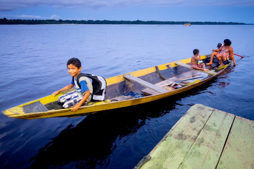 Barcelos, bambini che si recano a scuola dal villaggio in mezzo alla foresta