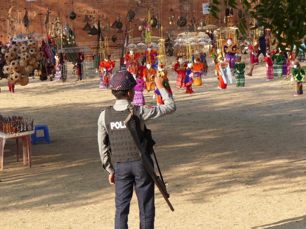 Myanmar, Bagan, bambole e polizia