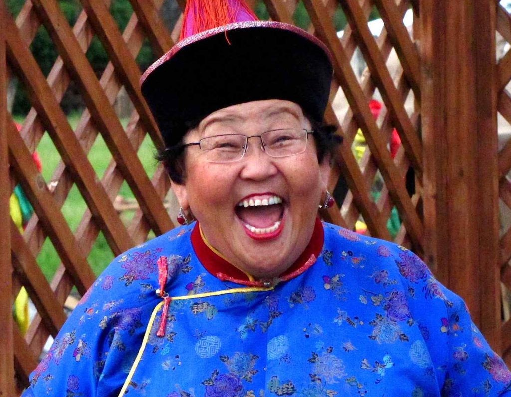 Donna dei Buriati in costume in occasione di una festa popolare