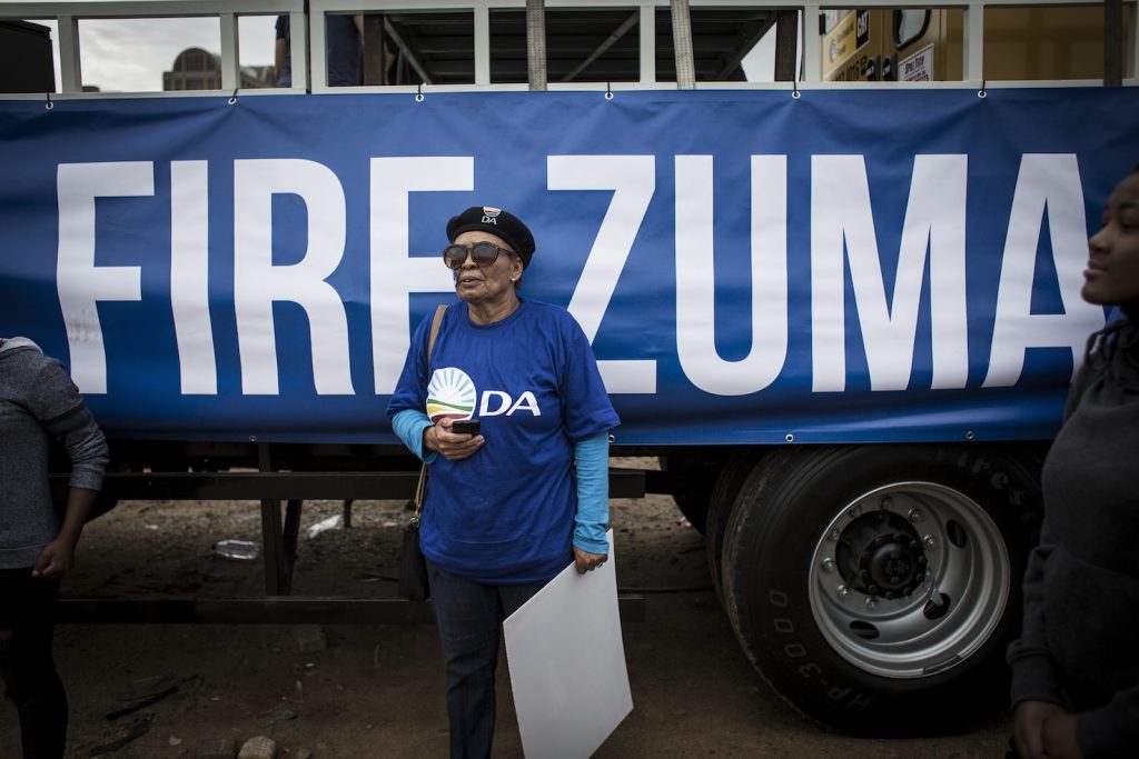 Decine di migliaia di sudafricani sono scesi in piazza in tutto il Paese per protestare contro il presidente Jacob Zuma (AFP)