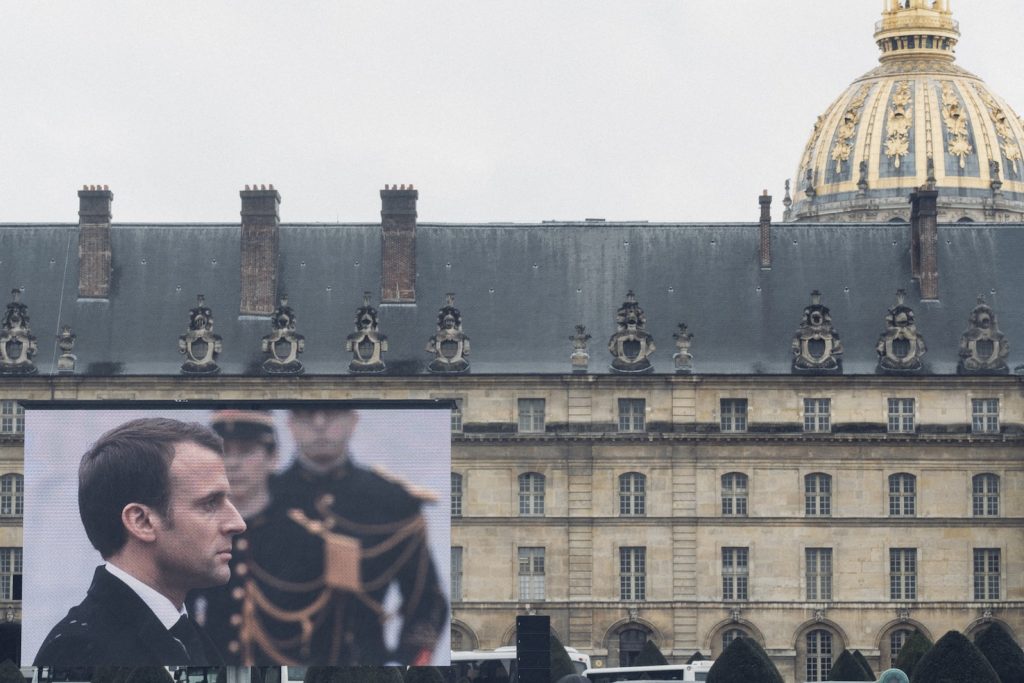Il destino di  Emmanuel Macron si giocherà in casa nei prossimi sei mesi (AFP)