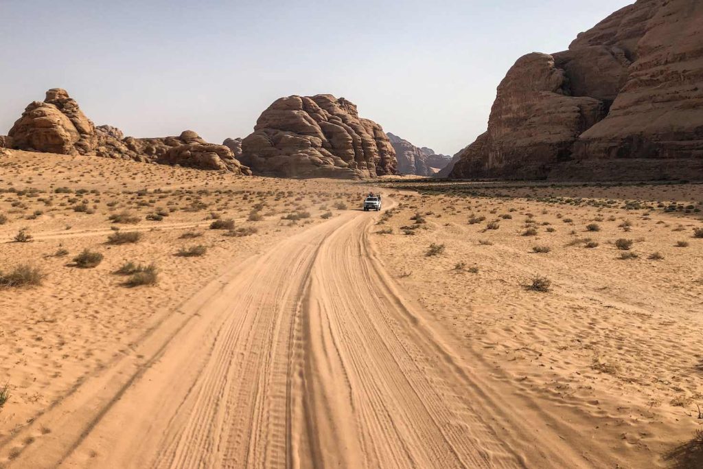I  beduini offrono tour del deserto a bordo di jeep 4x4