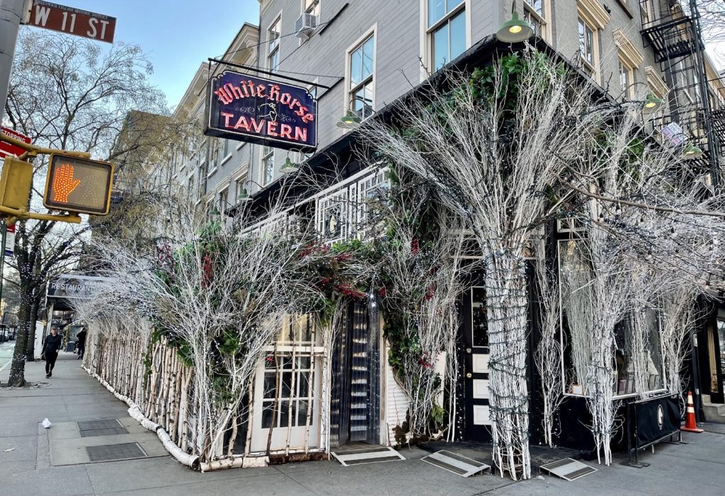 La White Horse Tavern dove si concludevano le serate dei Beat, ancora oggi al 567 di Hudson St. Al bancone in legno, si accomodò anche Dylan Thomas