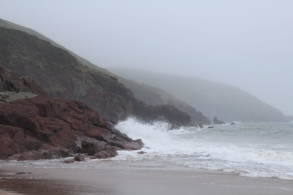 Il mare in tempesta sotto Manorbier, sul Canale di Bristol