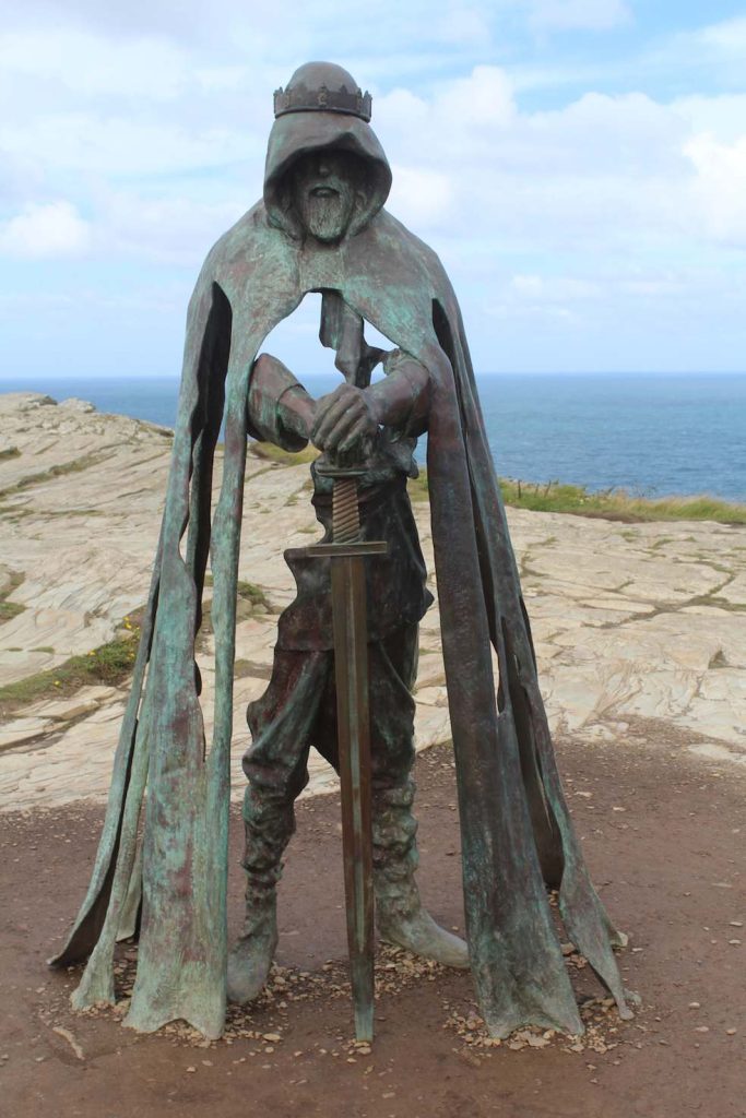 Il monumento a Re Artù sulle rocce di Tintagel
