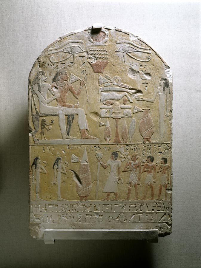 Questa stele funeraria di Tembu ha una decorazione che mostra, tra le scene di offerta, una delle figlie della coppia che si trova davanti alla grande giara di vino decorata con una «nymphaea caerulea» e presenta una coppa di vino ai suoi genitori. Proviene dall’antica città di Tebe occidentale, Egitto (Walters Art Museum)