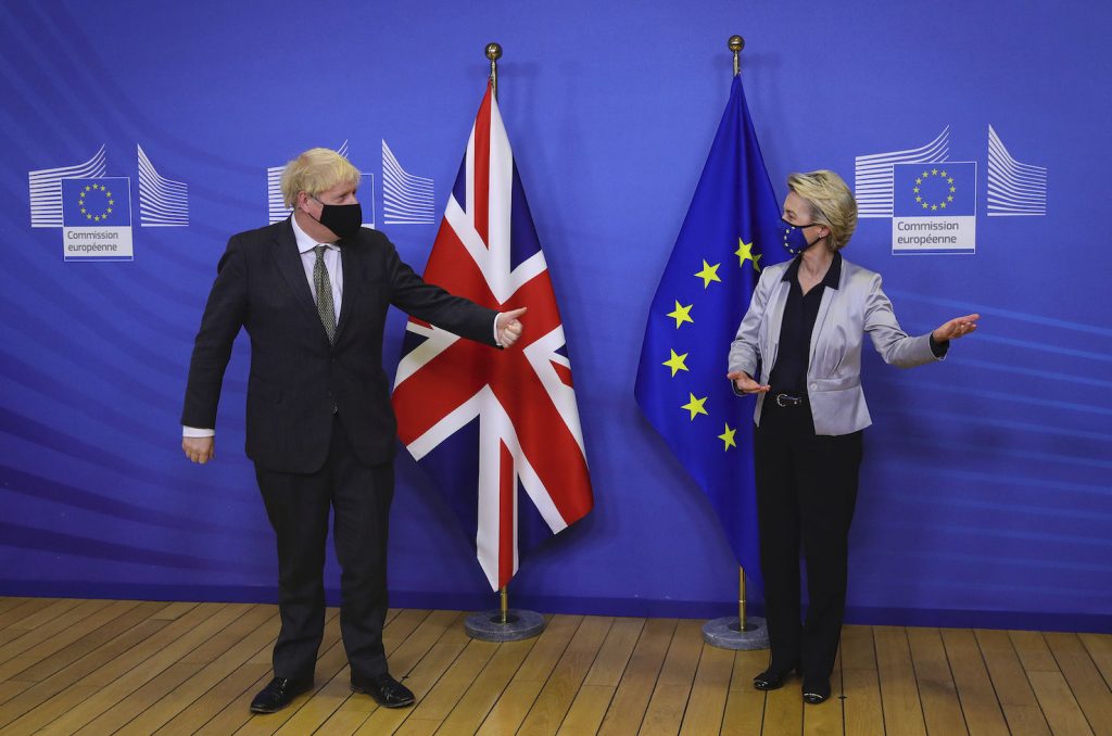 Boris Johnson viene ricevuto dalla presidente della Commissione europea Ursula von der Leyen il 9 dicembre a Bruxelles (Keystone)