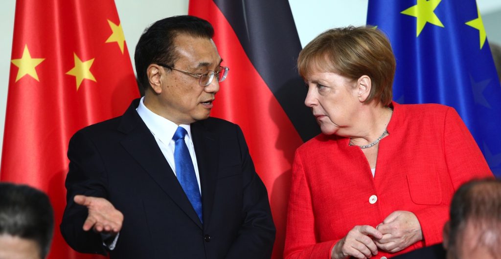 Il premier cinese Li Keqiang a Berlino si è proposto come partner forte al posto degli Usa di Trump (AFP)