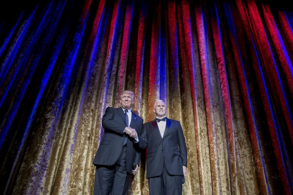 Donald Trump con il vice presidente Mike Pence durante una serata di gala (AFP)