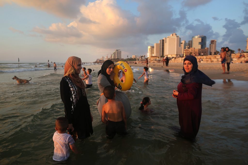 Donne palestinesi fanno il bagno sulla spiaggia di Tel Aviv (AFP)