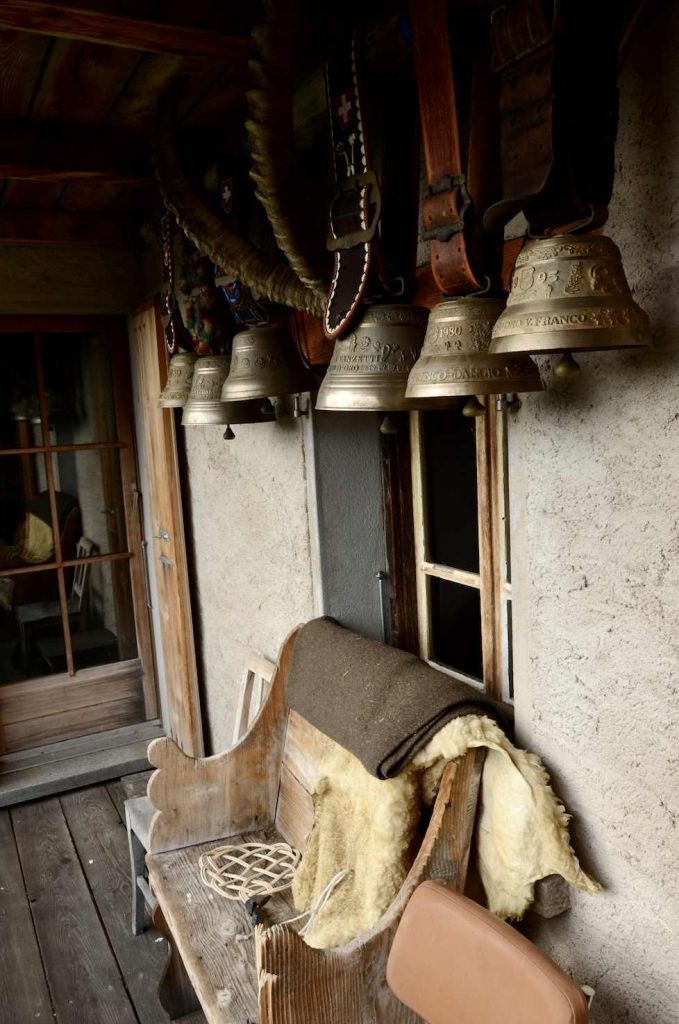 Sul terrazzo i campanacci-ricordo