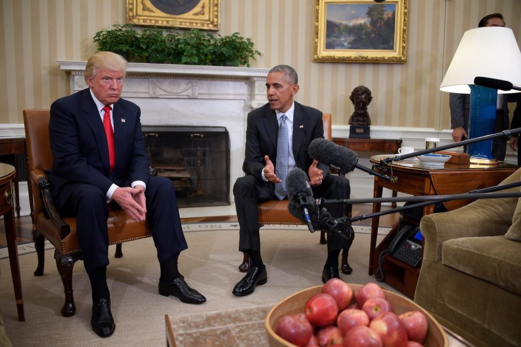 Donald Trump con Barack Obama nello studio ovale della Casa Bianca nel novembre del 2016 (AFP)