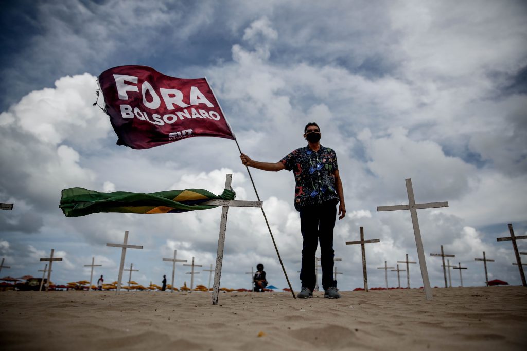Una moltitudine di croci per ricordare i morti di Covid-19 a Praia do Pina, Recife (AFP/Paulo Paiva)