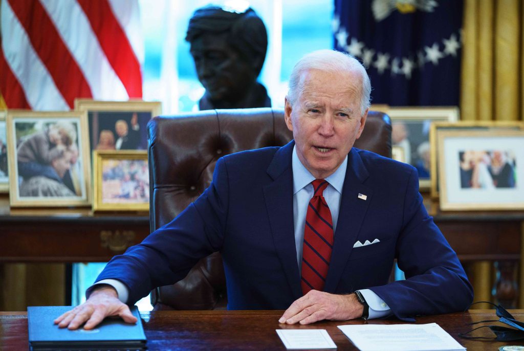 Il presidente Joe Biden firma un ordine esecutivo inerente la salute pubblica (AFP)