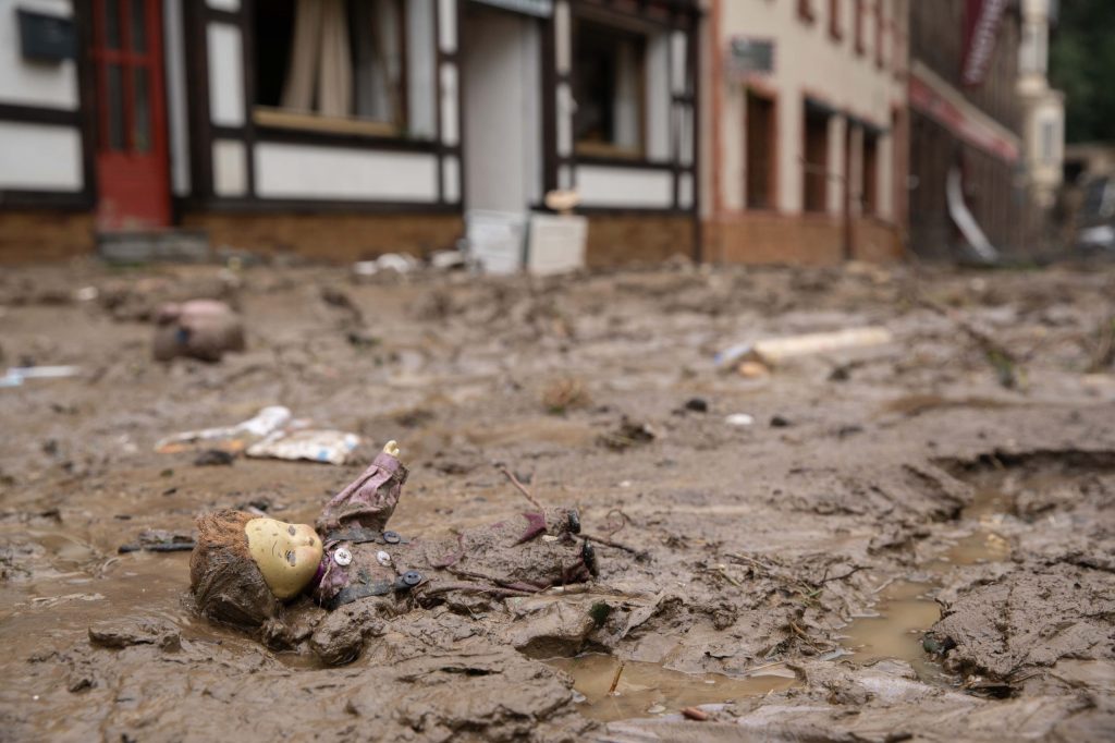 Il clima sembra impazzito. L’alluvione di luglio in Germania ha causato centinaia di morti. A lato: istantanea dalla Renania-Palatinato (Shutterstock)