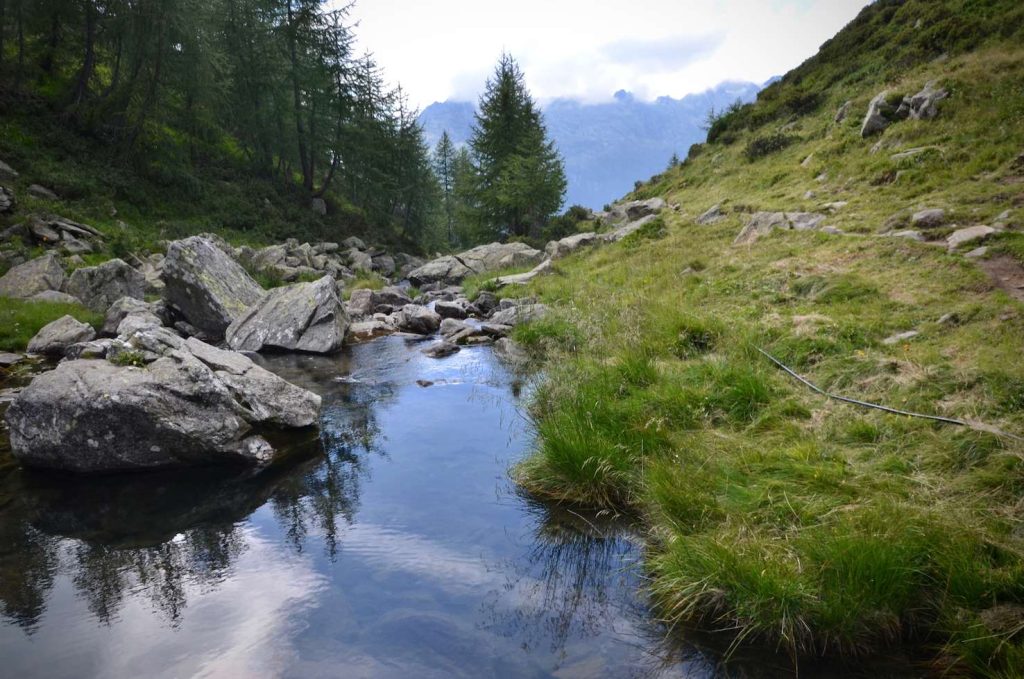 L'acqua lascia tranquillamente il lago